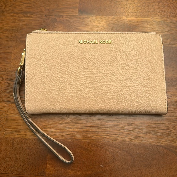 Michael Kors Handbags - MAKE AN OFFER 👛 Michael Kors phone wallet